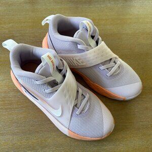 NWOB Nike Girls Team Hustle D 12 Basketball Sneakers, Size 1Y